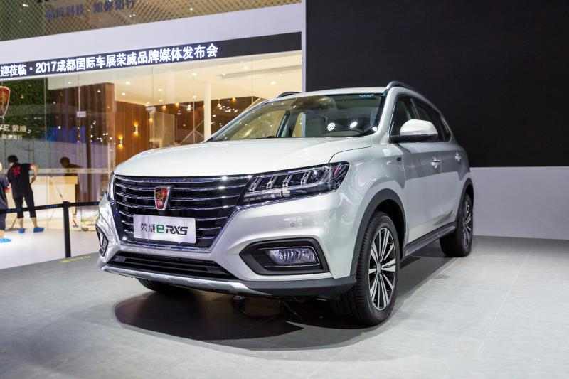 全新荣威950、荣威e950定义“高级轿车” 成都车展亮相售价16.88万起 互联网汽车上市一周年 系统升级带来颠覆式进化